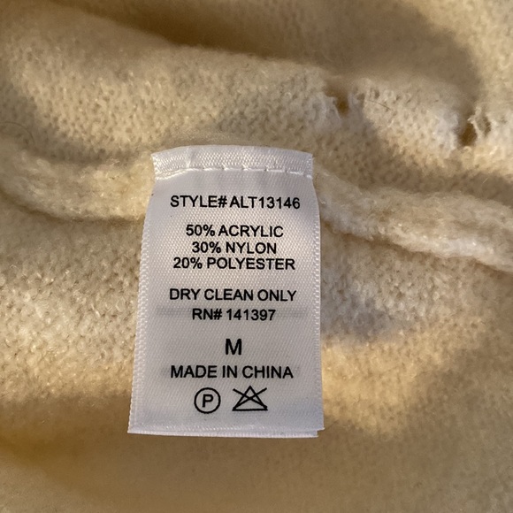 Distressed sweater - Picture 8 of 8